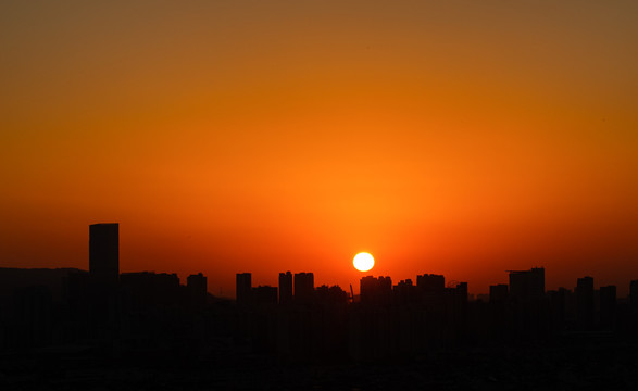 城市落日剪影