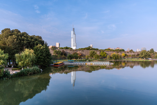 秋天中国南京玄武湖和城市建筑