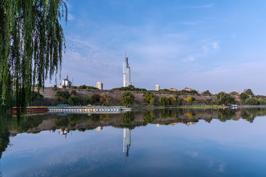 秋天中国南京玄武湖和城市建筑