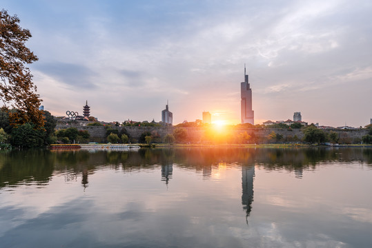 夕阳下中国南京玄武湖和城市建筑