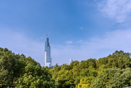 秋天中国南京玄武湖和城市建筑