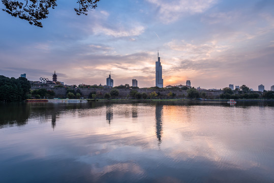 夕阳下中国南京玄武湖和城市建筑