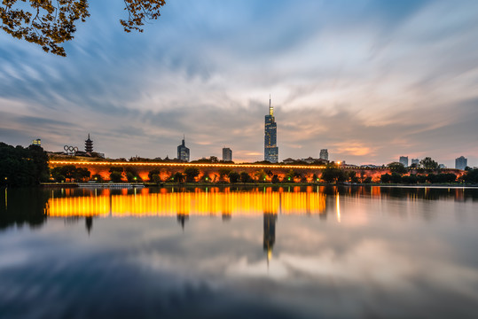 中国南京玄武湖明城墙建筑夜景