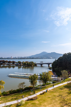 远眺中国南京玄武湖和钟山