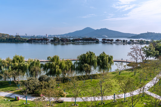 远眺中国南京玄武湖和钟山