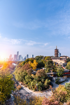 中国南京明城墙和鸡鸣寺药师佛塔