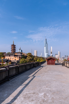中国南京明城墙鸡鸣寺和高楼大厦