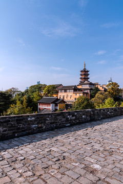 中国南京明城墙鸡鸣寺和高楼大厦