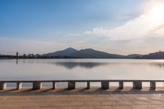 日出下的中国南京玄武湖和钟山