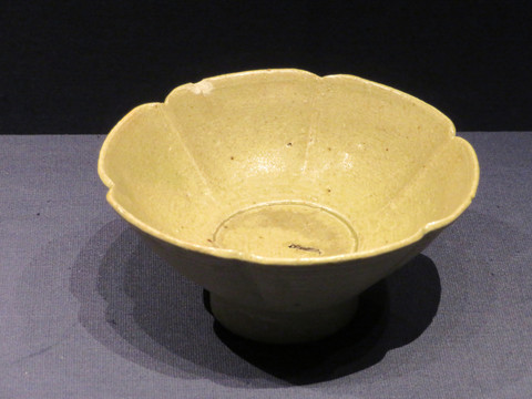 北宋青釉花口瓷碗