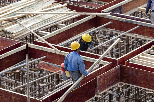 正在劳作的建筑工人