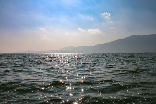 大海海面波光粼粼