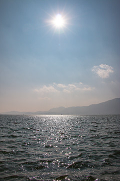 大海海面波光粼粼