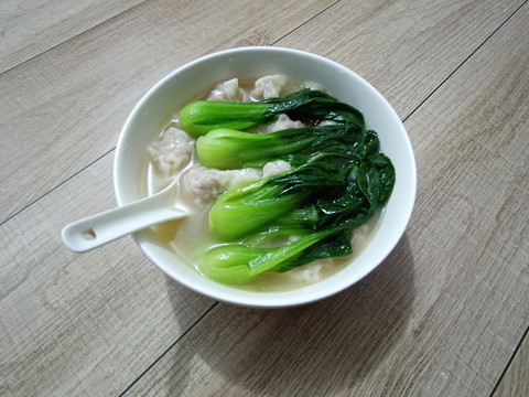 福建小吃扁肉青菜汤