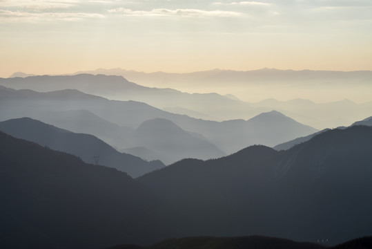 远山水墨重峦叠嶂