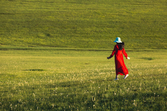 夏季草原红衣女人背影