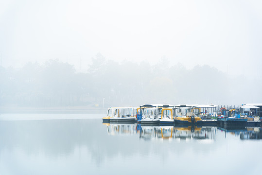 雾中湖水