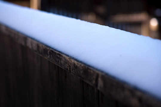 木栅栏上的积雪