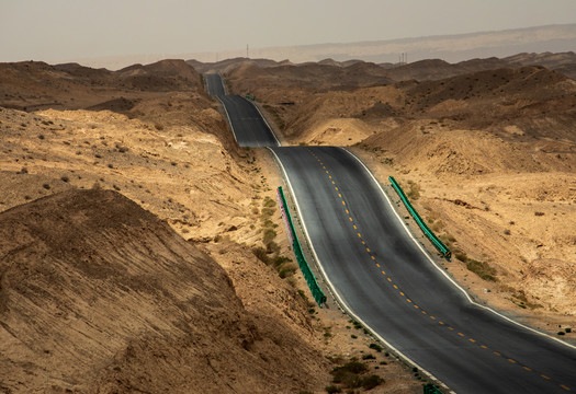 青海海西网红沙漠戈壁公路