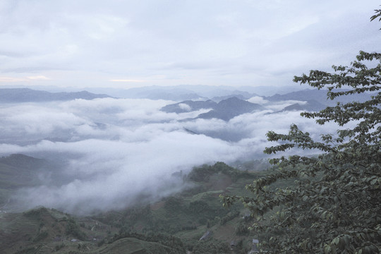 云雾缭绕群山自然风光