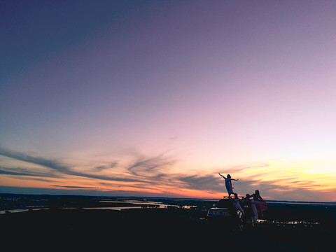 夕阳晚霞女人剪影