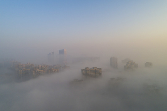 江苏省淮安市大雾中的城市