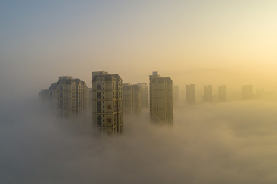 江苏省淮安市大雾中的城市