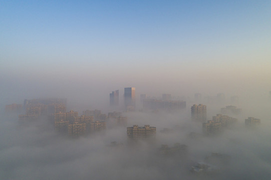 江苏省淮安市大雾中的城市