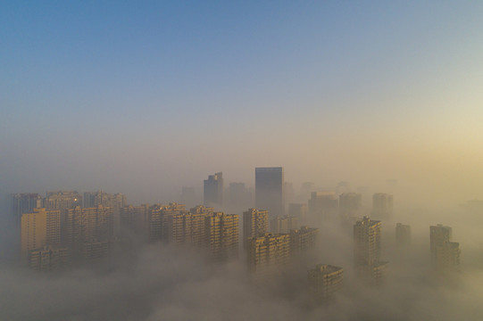 江苏淮安大雾中的城市