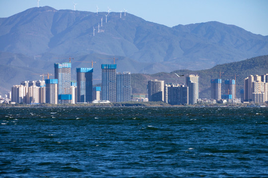 大理洱海和对面的城市建筑