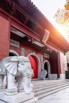 秋天中国南京栖霞山的栖霞寺