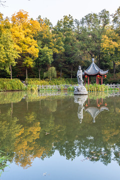 秋天中国南京栖霞山的明镜湖秋景