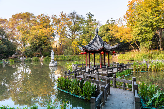 秋天中国南京栖霞山的明镜湖秋景