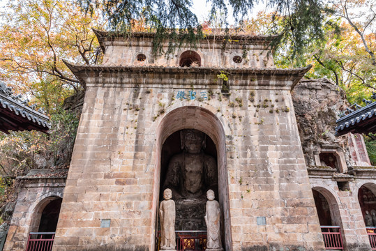 秋天中国南京栖霞寺的三圣殿