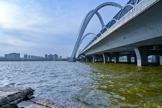 中国开封汴西湖东京大桥