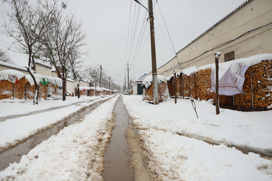 乡村街道雪景