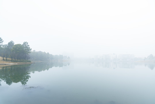 朦胧湖景