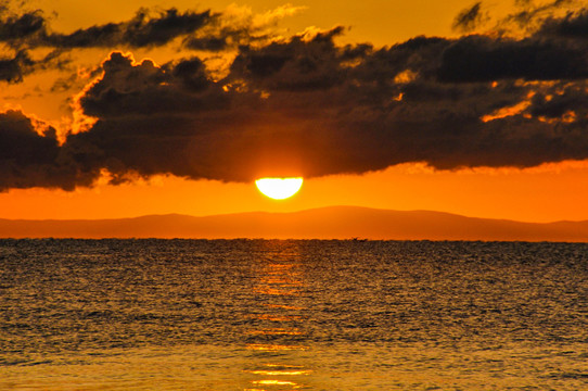 湖面日出夕阳