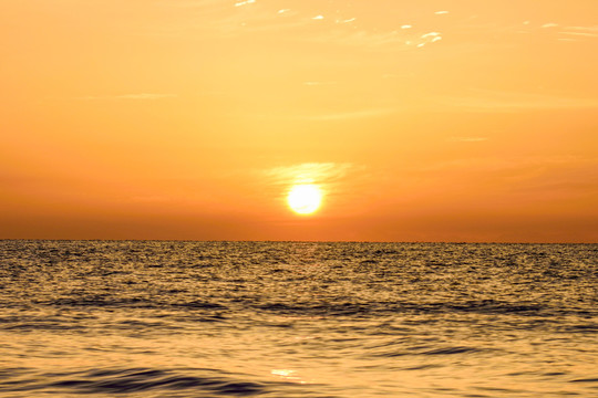 湖面夕阳落日天空素材