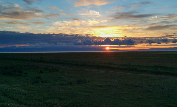 湖面日出夕阳