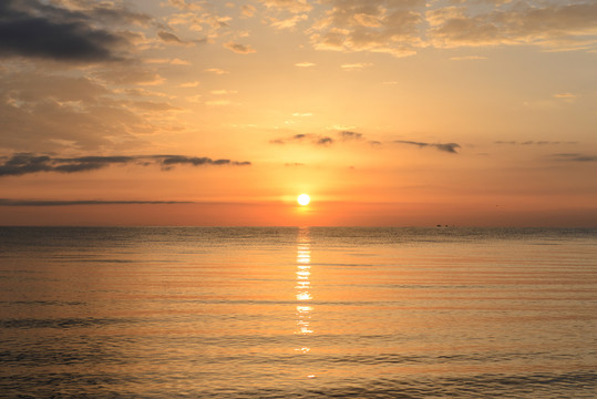 湖面夕阳落日天空素材