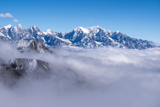 川西折多山的云海雪山