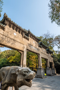 中国南京灵谷寺的公墓牌坊