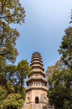 秋天中国南京灵谷寺的灵谷塔