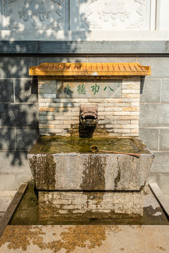 中国南京灵谷寺的水井八功德水