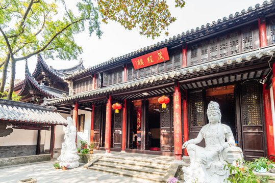 中国南京灵谷寺的藏经楼和观音