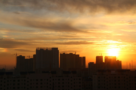 夕阳下新疆伊宁市