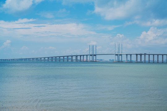 青岛胶州湾大桥和海上风光