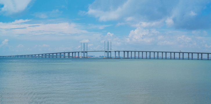 青岛胶州湾大桥和海上风光