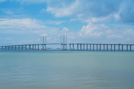 青岛胶州湾大桥和海上风光